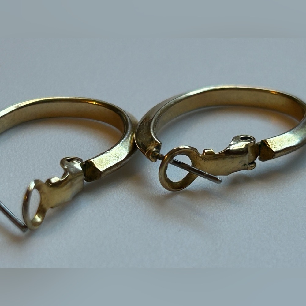 Vintage Gold Tone Oval Hoop Earrings Classic Vintage Hoops Gold Hoops Minimalist - Picture 7 of 13